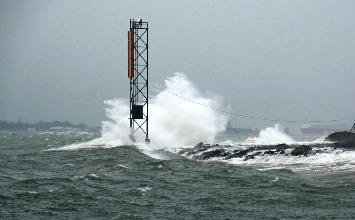 Aallot lyövät rantaan ja väylää ilmaisevaan merimerkkiin.