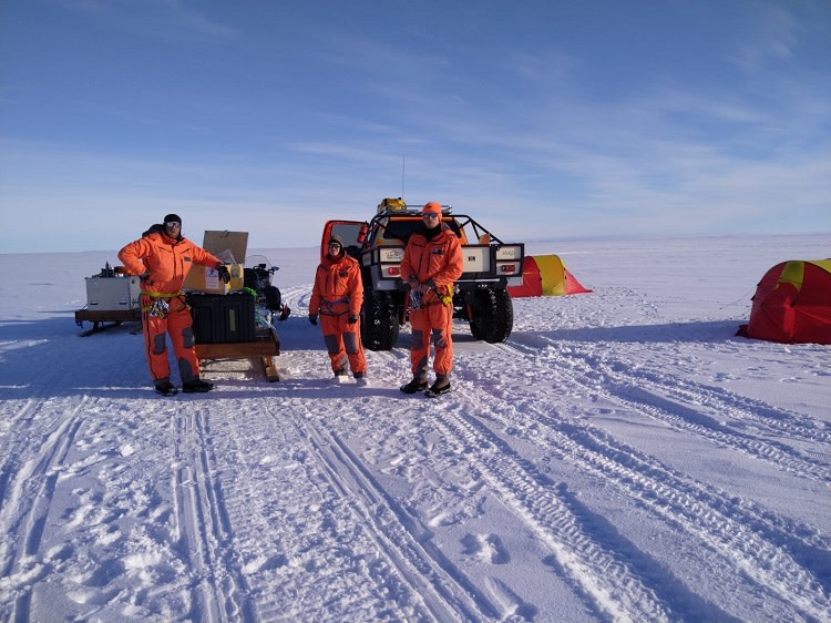 Lumitutkijat kenttämatkalla tekemässä mittauksia Rampin reitillä.