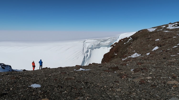 Maisema Basen nunatakin huipulta. Jäätikköä ihmettelemässä kaksi tutkijaa. 