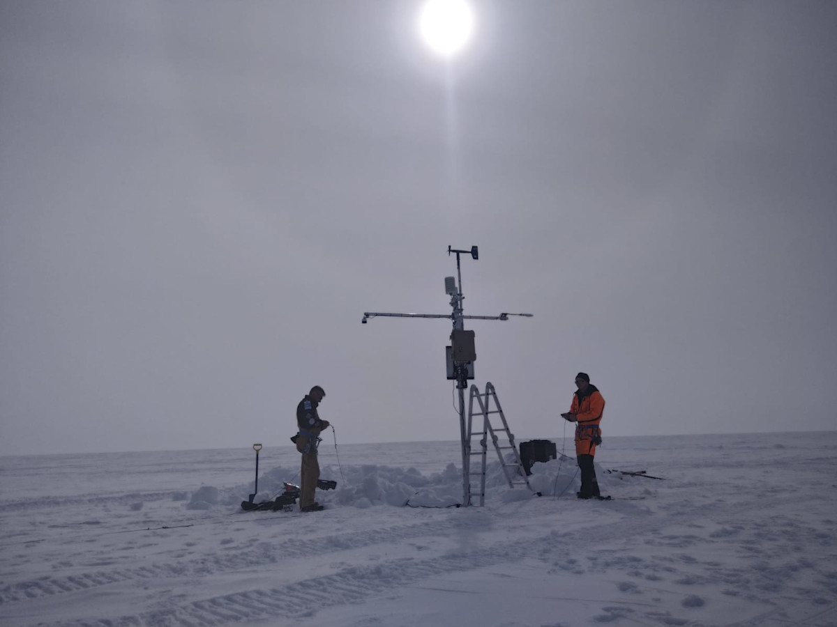 AWS5 sääaseman huoltoa jäätiköllä. 