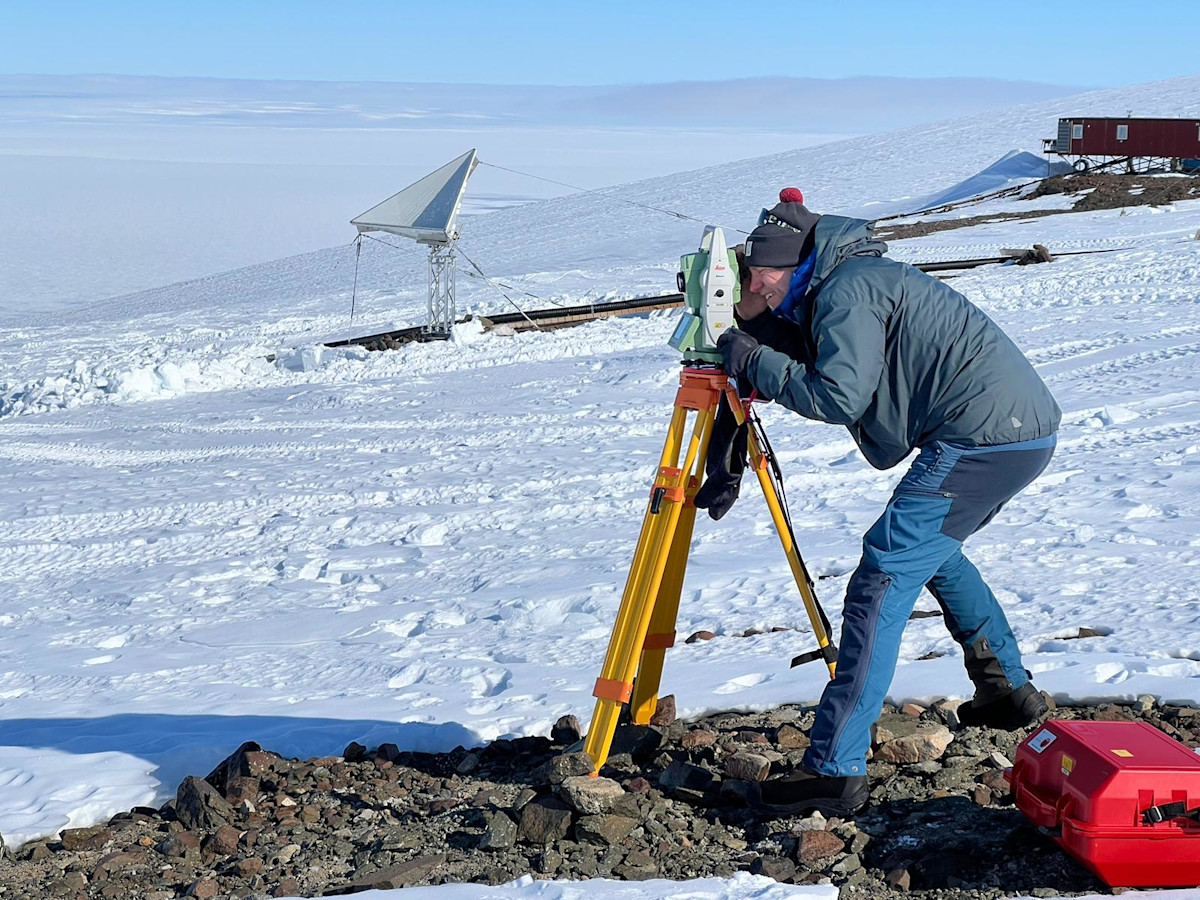 Arttu Raja-Halli mittaa takymetrillä SAR heijastinten orientaatiota ja koordinaatteja.