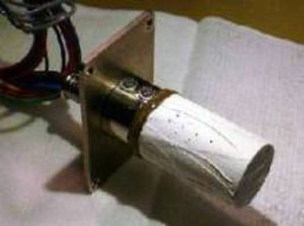 REMS-H-kosteusmittalaite. Laite painaa vain noin 15 g. Kuva: Markku Mäkelä / IL.