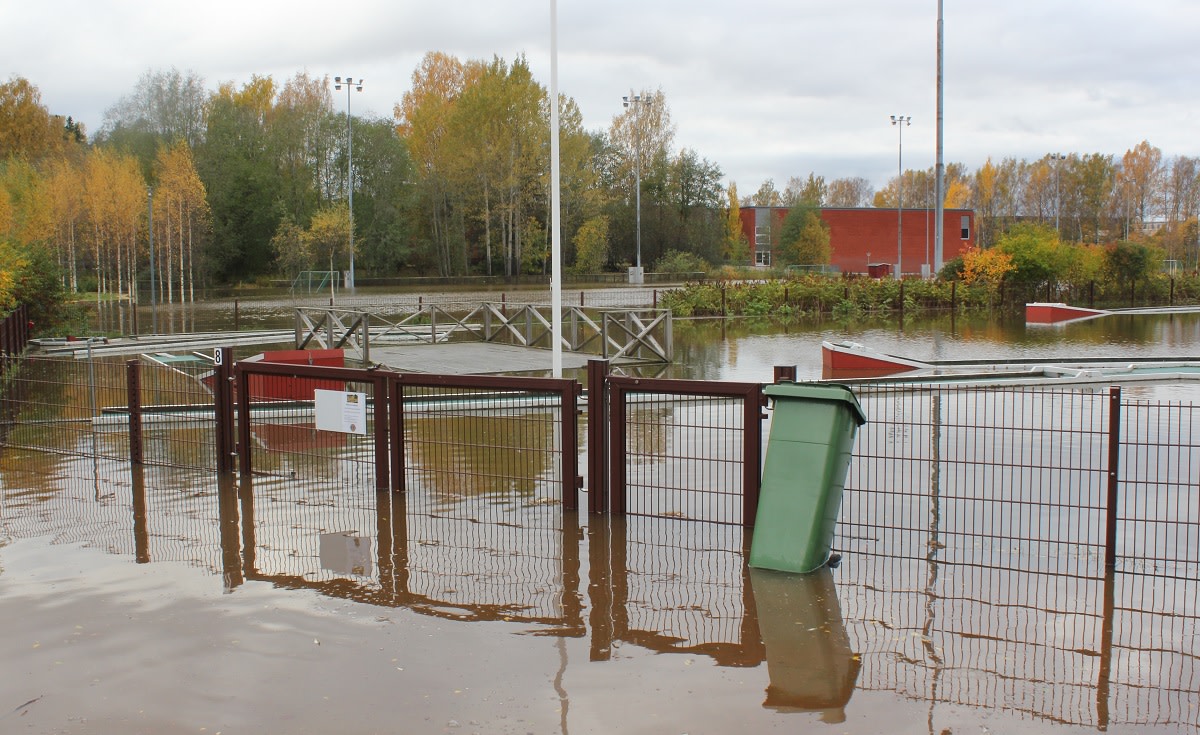 Vesi on tulvinut pienoisgolfradalle.