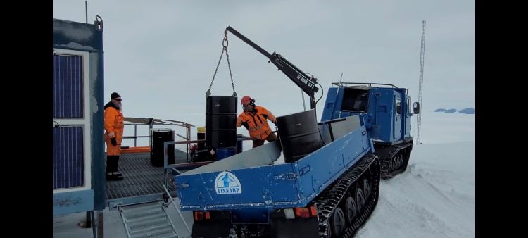 Priit ja Tapio täydentävät aseman generaattorin polttoainevarastot ennen myrskyn puhkeamista.