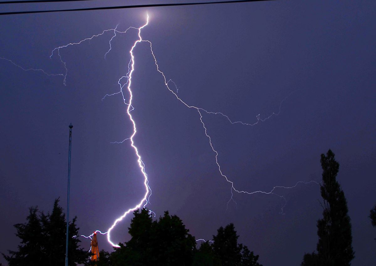 Salama tummalla taivaalla.