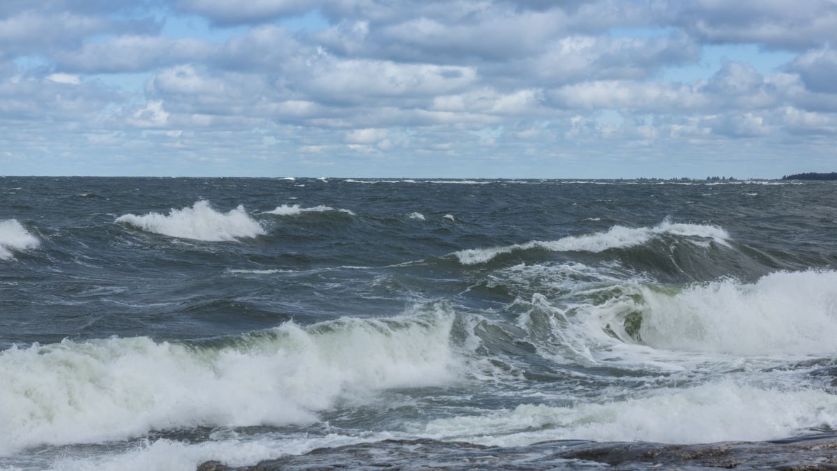 Kuohuvat aallot lyövät rantaan.