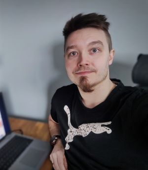 Eemeli Holopainen istuu työpöydän ääressä.