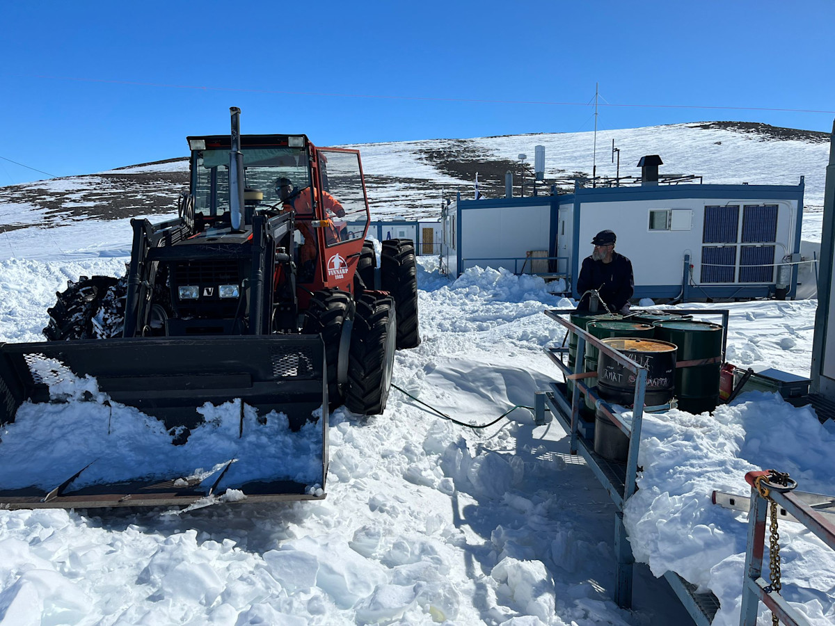 Aboalla on tänä vuonna todella paljon lunta. Kuvassa traktorilla tehdään aseman lumitöitä. 