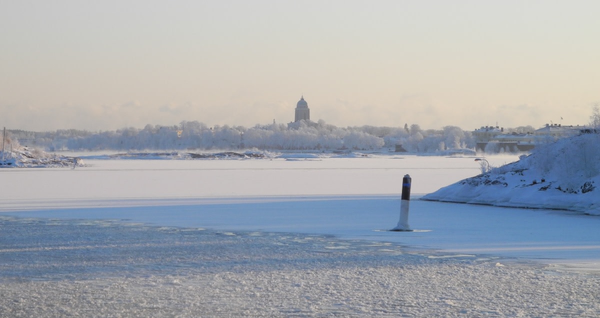 Talvinen maisema Helsingin Suomenlinnan suuntaan. Meri jäässä ja pakkasta.