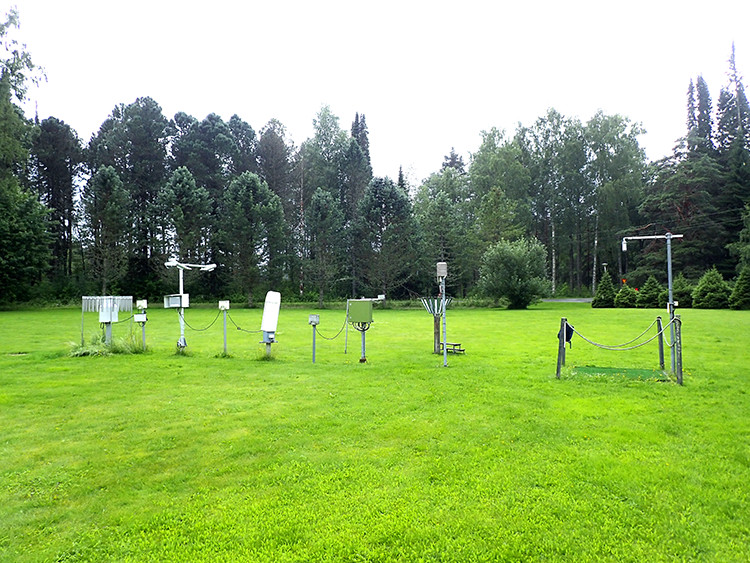Havaintolaitteita sijoitettuna aukiolla olevalle nurmikentälle Punkaharjulla.
