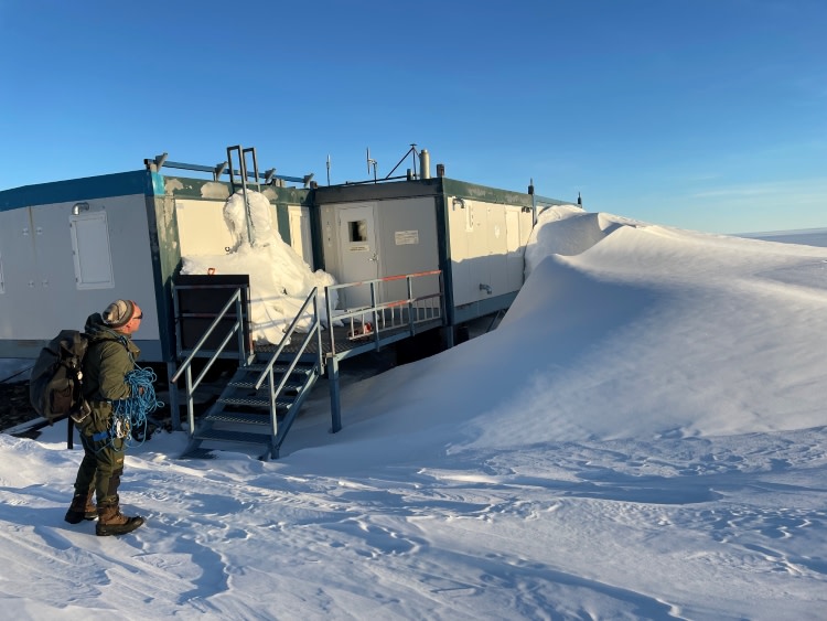 Retkikunnan johtaja Mika Kalakoski ihmettelee lumen määrää Aboan edustalla.
