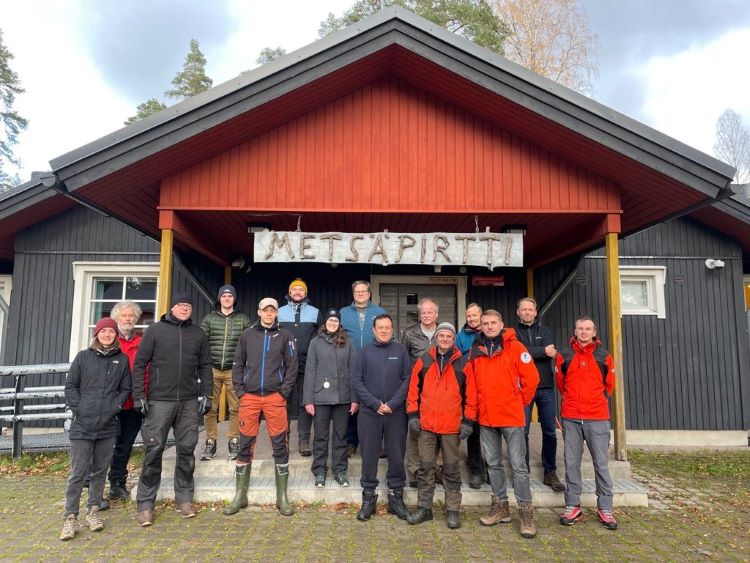 FINNARP 2021 retkikunta Tuusulan Metsäpirtin edustalla harjoistusleirillä lokakuussa 2021. 