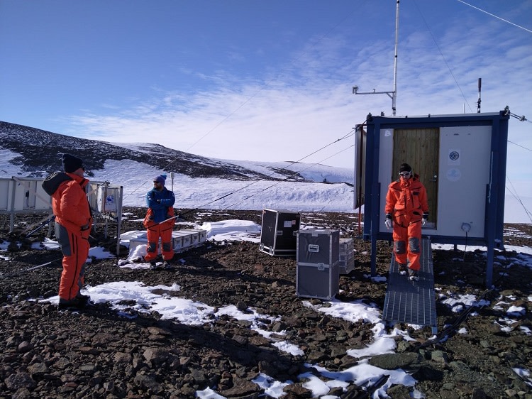 Tutkijoita aerosolitutkimuskontin edustalla Aboalla. 