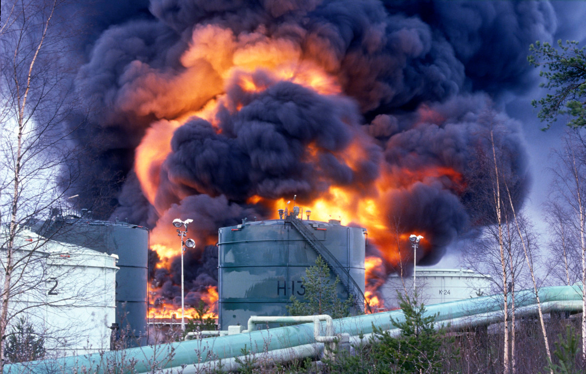 Teollisuuslaitoksella tapahtuva tulipalo.