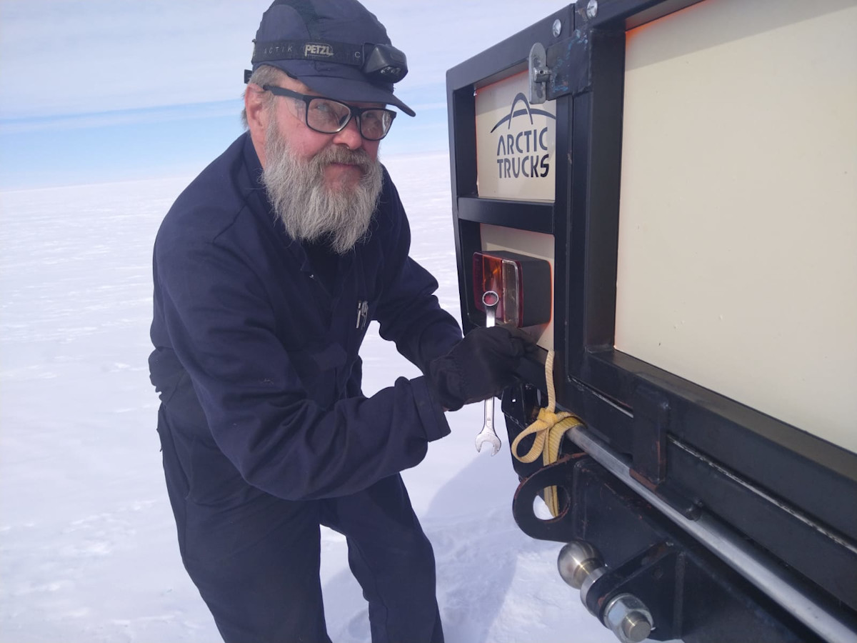 Konemestari Tapio Hyppänen korjaamassa aseman autoa. 