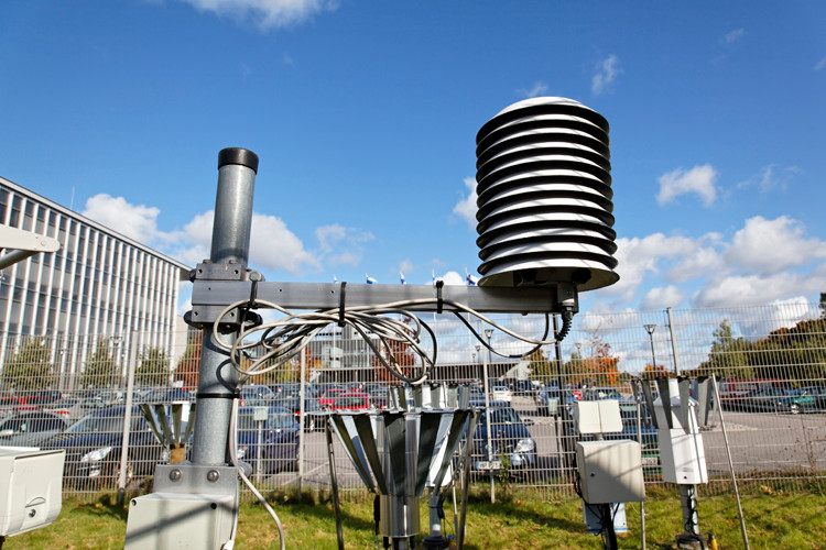 Moderneja säähavaintolaitteita Helsingin Kumpulassa.