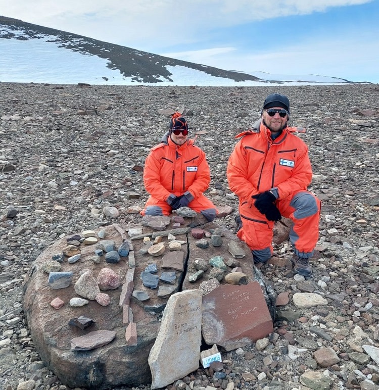 Kivilajivalikoima Basen-vuoren moreenista on aseteteltuna esille Aboan takapihalla. 