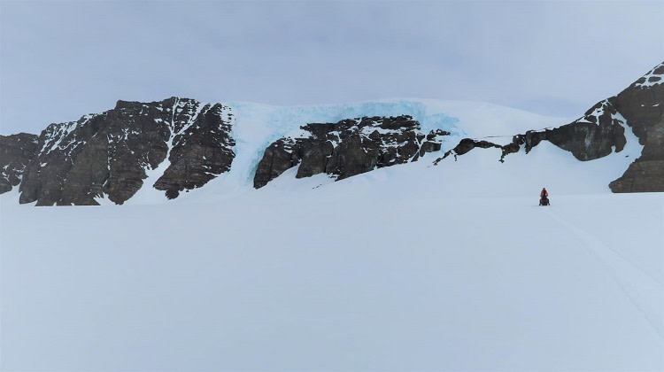 Geologit suuntaamassa Plogenille. Plogenin oma jäätikkö vyöryy alas sen koillisrinteeltä. Lohkeilevan jäätikön alle ei ole asiaa ja siksi tutkimusprofiilit paikannettiin suojaisemmalta länsirinteeltä. 