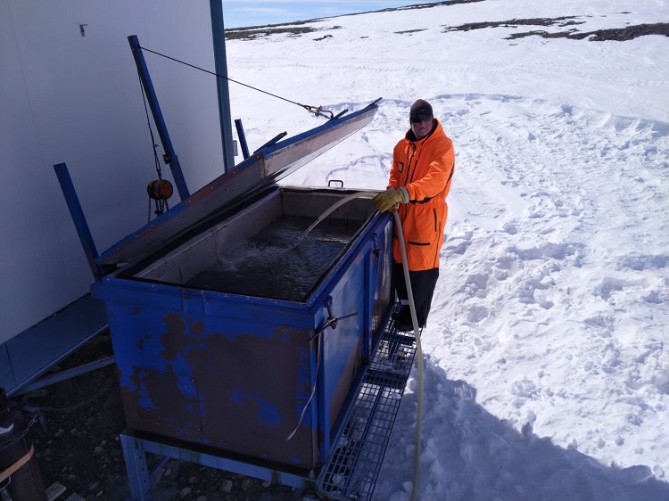Jukka siirtää jäätiköltä pumpattua käyttövettä aseman vesisäiliöön. Kuva: Mika Kalakoski/ FINNARP 