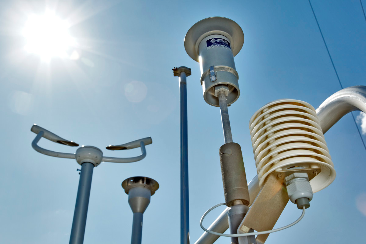 Ilmanlaadun mittalaitteiden näytteenottimia taivasta vasten.