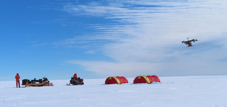 Anteron laserkeilausdrone on palaamassa mittauksista. Taustalla Rampin kenttäleiri. 