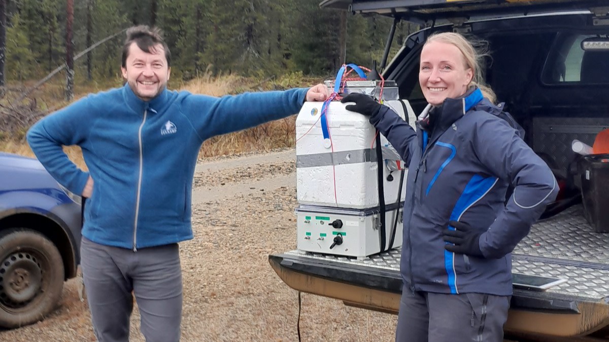 Kuvassa Ilmatieteen laitoksen tutkijat David Brus ja Eija Asmi.