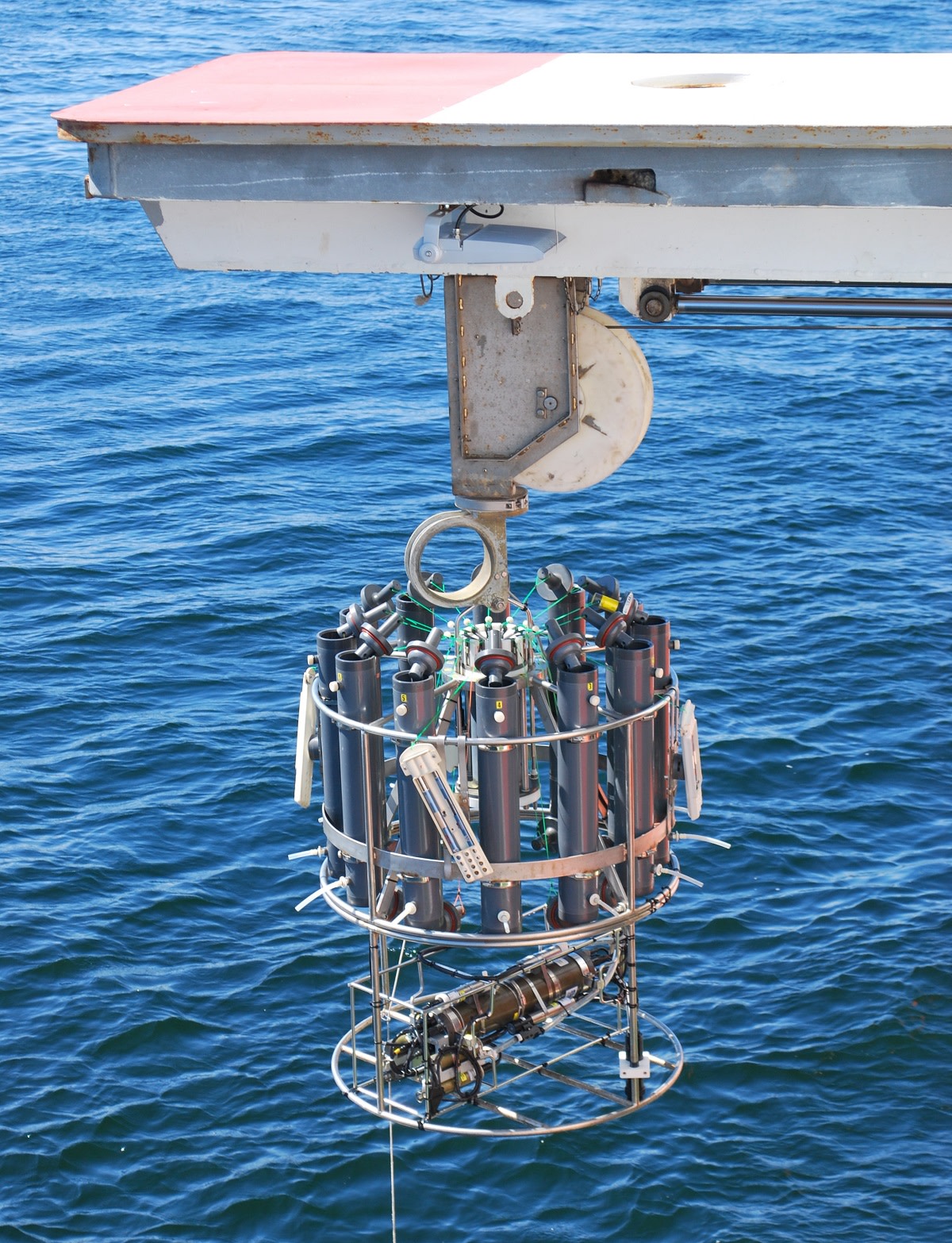 CTD-luotain puomin päässä meren yllä.