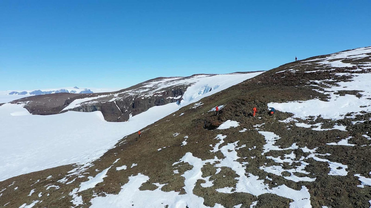 Antero laserkeilaa geologien tutkimusaluetta ja muu ryhmä on perehtymässä geologien työhön. 