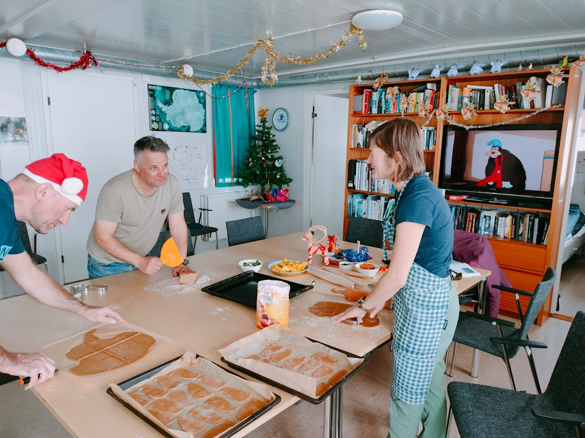 Retkikuntalaisia leipomassa pipareita Aboan messissä. 