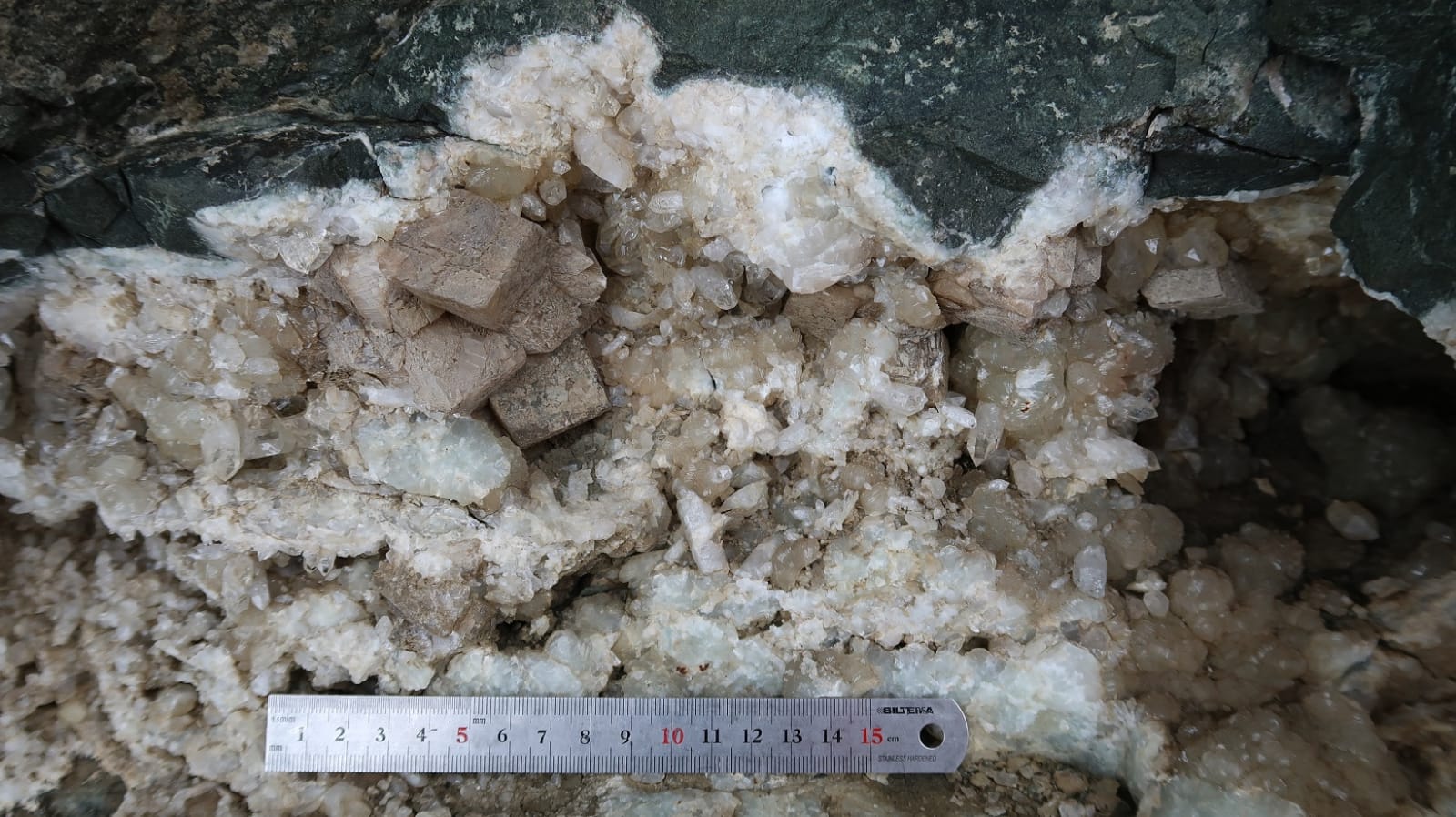 Suuri kaasutasku basaltin sisällä. Sen seinämille on kiteytynyt kuumista liuoksista erilaisia mineraaleja: läpikuultavaa kvartsia ("vuorikristalleja"), rusehtavaa kalsiittia ja vihertävää prehniittiä. 