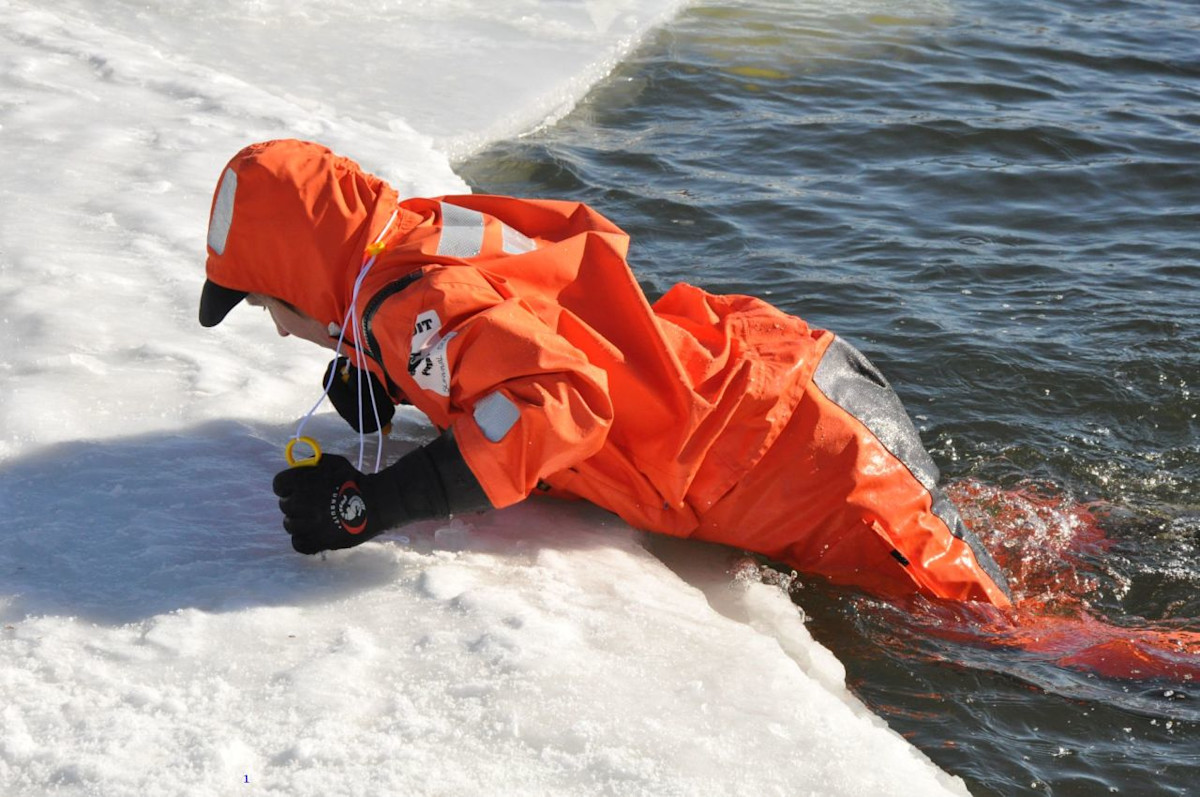 Mies vetää itsensä ylös avannosta jäänaskalien avulla.