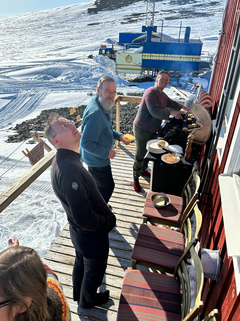 Retkikuntalaiset vierailulla ruotsalaisella Wasa -tutkimusasemalla hampurilaisillallisen merkeissä. 