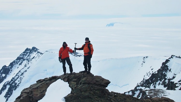 Geologit Plogenin huipulla 9. päivä tammikuuta. Taustalla 20 kilometrin päässä siintää kotivuori Basen. 