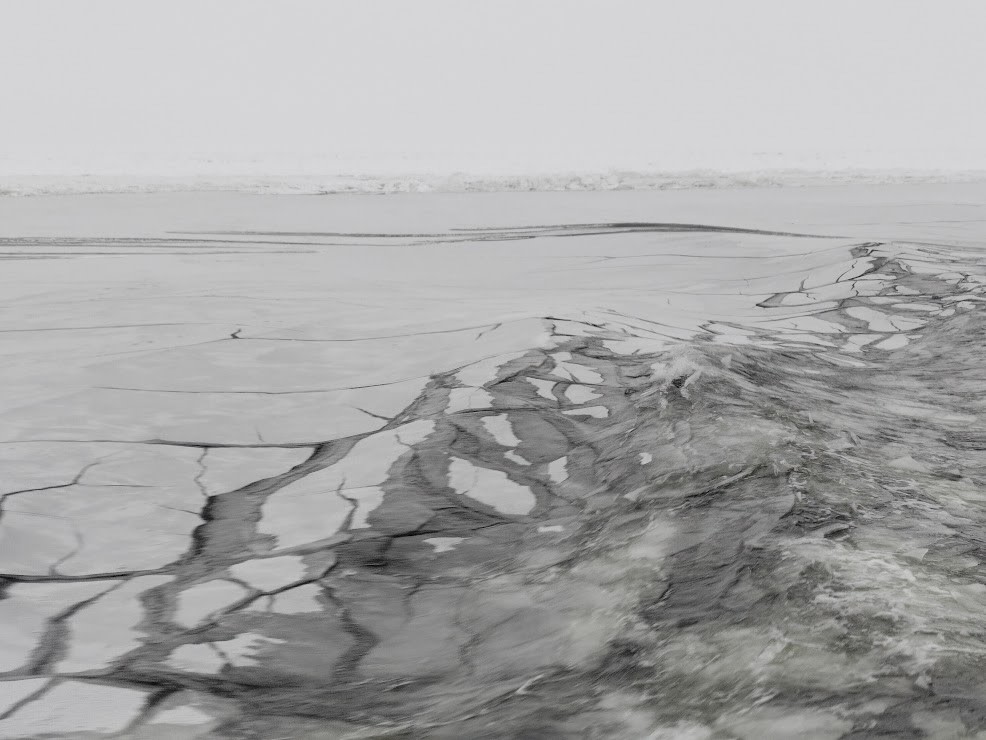 Tasainen jääkenttä rikkoutuu aaltojen voimasta.