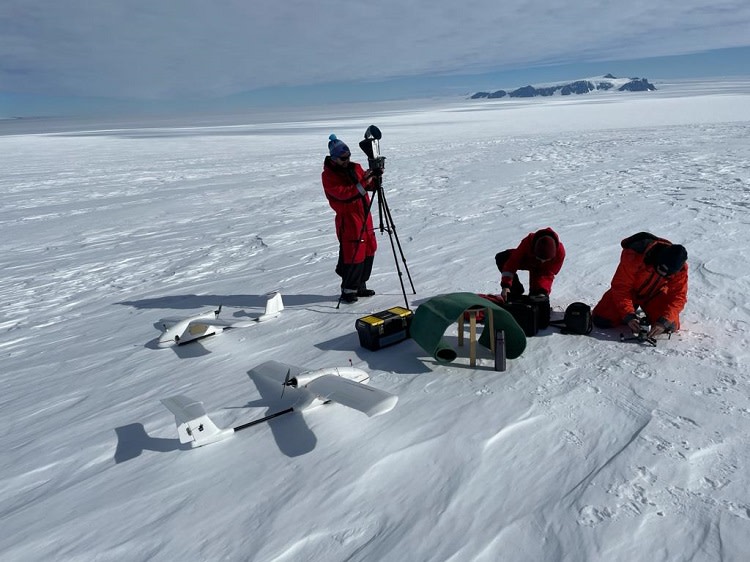 Aerosoliryhmä valmistautuu UAV mittauksiin, taustalla Plogen nunatak.