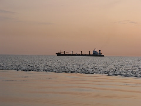 Rahtialus auringonlaskiessa Itämerellä. Kuva: Jouni Vainio