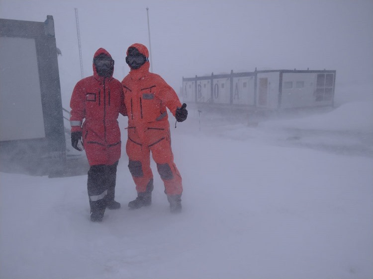 Retkikuntalaisia myrskyssä Aboa tutkimusasemalla