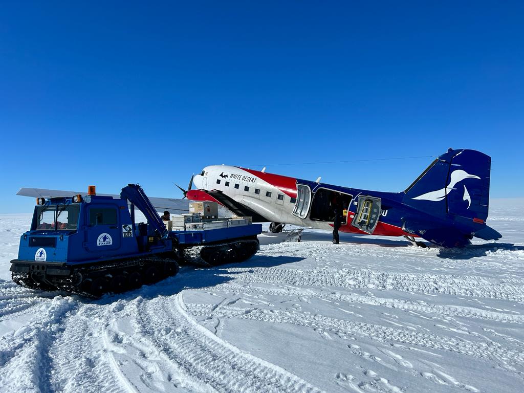 Rahtilento laskeutuneen Basenin jäätikölle. Rahti lastataan Nasu telakuorma-autoon ja kuljetetaan sillä tutkimusasemalle. 