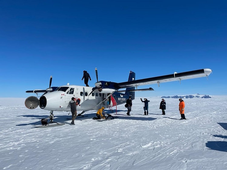 Saksalaisia tutkijoita Basen jäätiköllä Twin Otter lentokoneen edustalla lähdössä takaisin kohti Neumayer asemaa. 