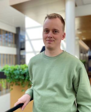 Mika Rantanen nojaa kaiteeseen.
