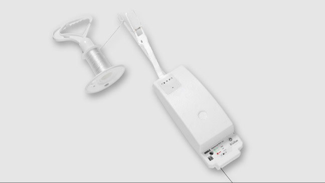 Valkoinen suorakulmion muotoinen mittalaite, jossa on kiinni lankarulla