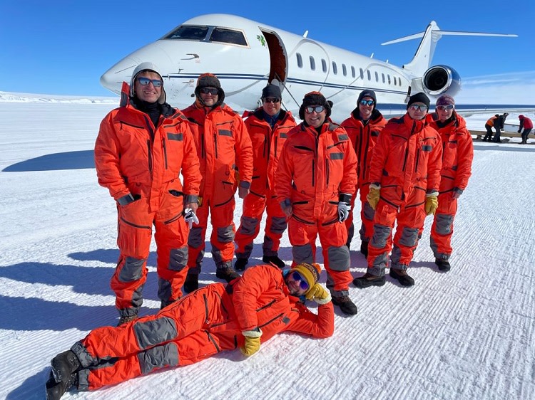 FINNARP 2021 retkikuntalaiset saapuneena Novon jääkiitoradalle. 