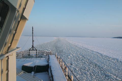 Talvinen laivaväylä saaristossa