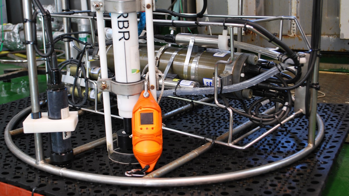 Edessä noin 20 cm korkea CTD ja taustalla kaksi isompaa CTD:tä.