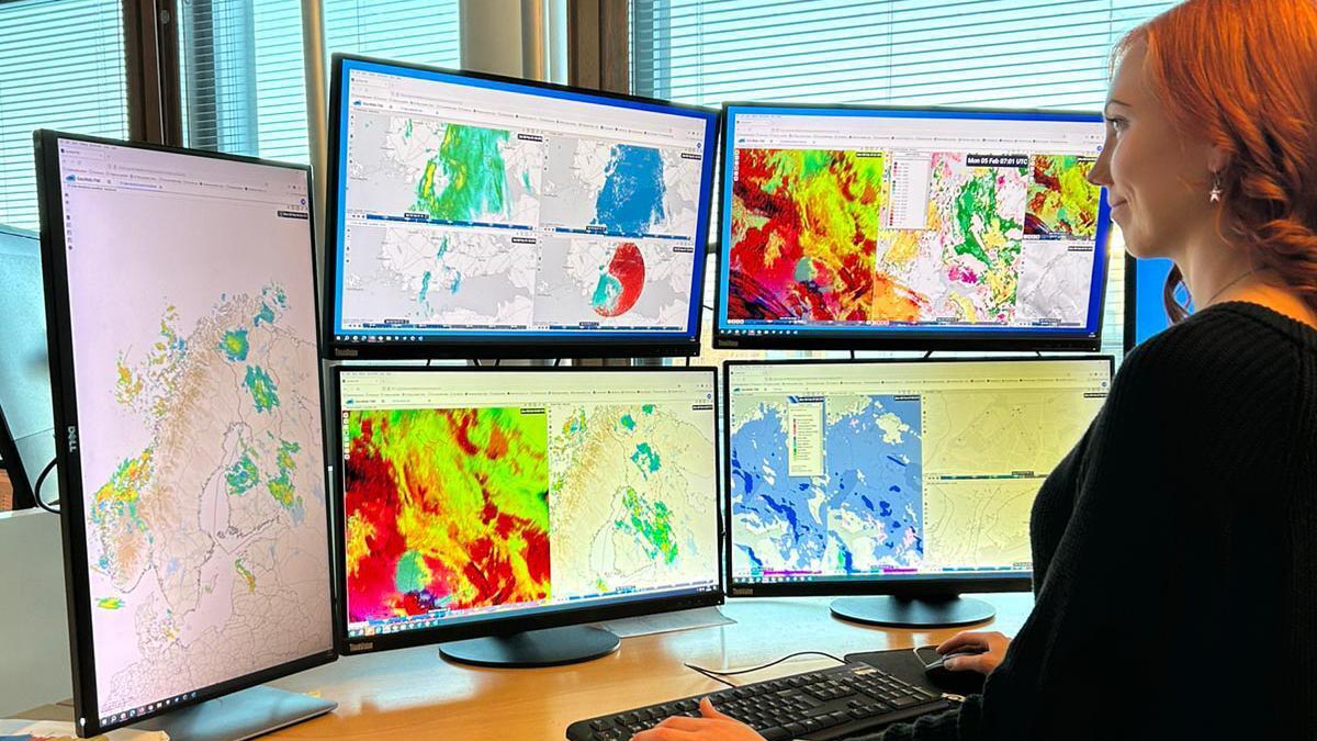 Meteorologi seuraa säätä useilta näytöiltä päivystyksessä.