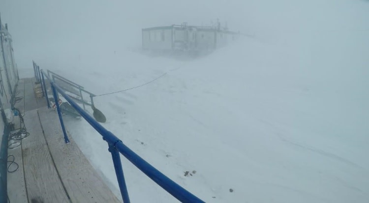 Tutkimusaseman kontit kauden toisen myrskyn kourissa. Näkyvyys vain vähäistä lumen tuiskutessa ja tuulen ulvoessa.. 