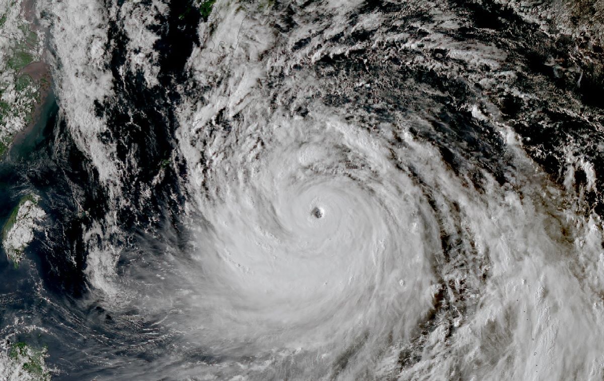 Satelliittikuva, jossa näkyy pilvipyörre merellä lähellä Japania.