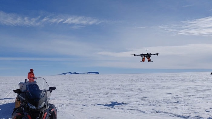 Antero laskeutuu laserkeilausdronella AWS5 mittausalueella viimeisen kerran. 