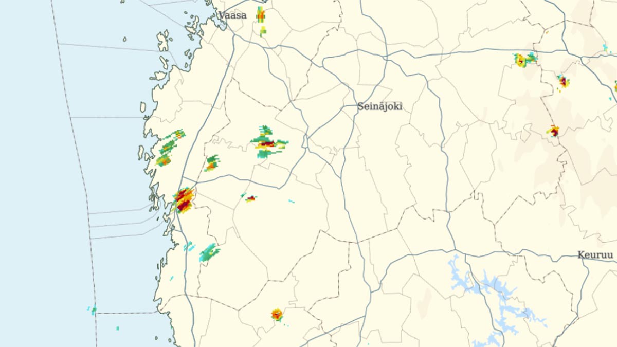 Karttapohjassa Pohjanmaalla värialueita, jotka muistuttavat sateita, mutta jotka aiheutuneet tuulivoimaloista.
