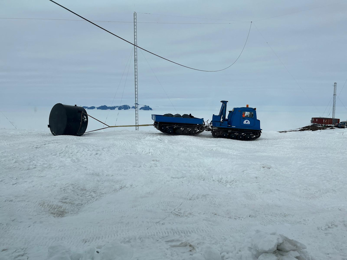 Käytöstä poistettu jäteveden biologinen käsittelysammio siirrettiin pois satelliittiheijastimien tieltä. Kuva: Juho Vehviläinen/ FINNARP 
